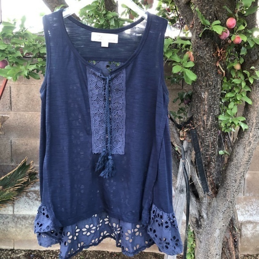 Sleeveless thank top with lace back and raffle